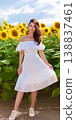 身穿夏日洋裝、手持向日葵的女子 138837461