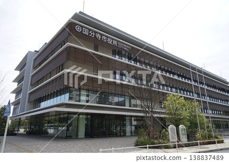 高樓大廈在藍天的襯托下格外醒目。四月,西國分寺16號,西國分寺市政府。 高樓大廈在藍天的襯托下格外醒目。四月,西國分寺16號,西國分寺市政府。 138837489