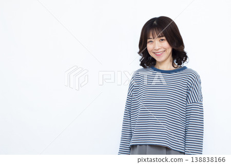 一個女人帶著微笑 138838166