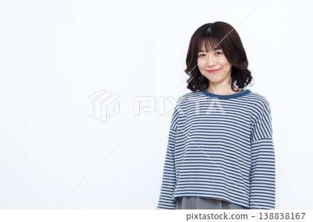 一個女人帶著微笑 138838167
