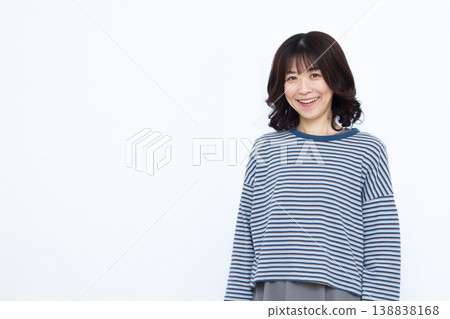 一個女人帶著微笑 138838168