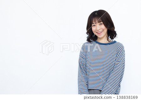一個女人帶著微笑 138838169