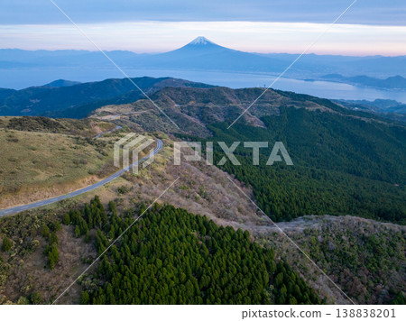 清晨從達摩山拍攝的富士山。 138838201