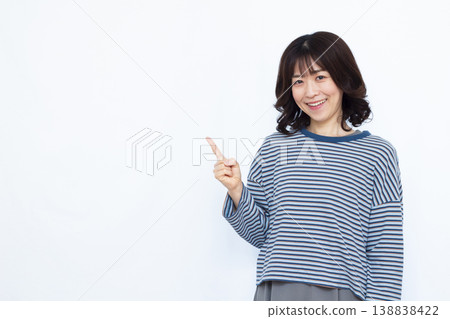 指著手指的女人 138838422