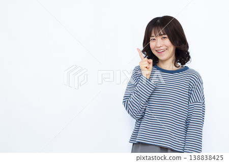 指著手指的女人 138838425