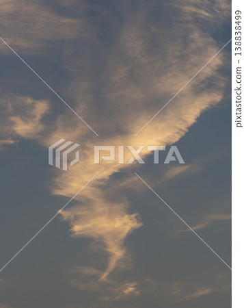 早晨煥發天空和雲彩 早晨煥發天空和雲彩 138838499