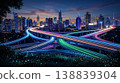 以豪華的霓虹燈高速公路和未來主義城市景觀為背景。 138839304