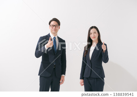 一位微笑的商人豎起了大拇指 138839541