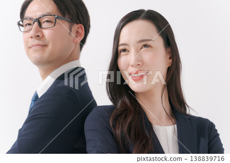 雙臂的商人 138839716