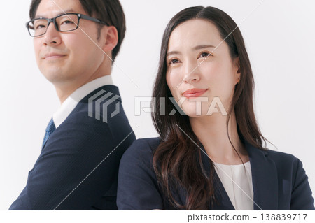 雙臂的商人 138839717