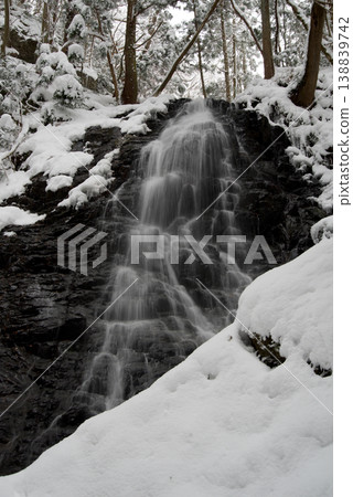 Winter waterfall, snowy landscape of a waterfall, Kannon Falls, Hiwa-cho, Shobara City, Hiroshima Prefecture 138839742