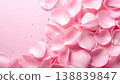 華麗美麗的紋理，以粉紅色為背景，玫瑰花瓣層疊散落。 138839847
