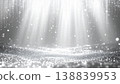 美麗夢幻的銀色背景素材，閃爍的粒子和從上方傾瀉而下的銀色光芒交相輝映。 138839953