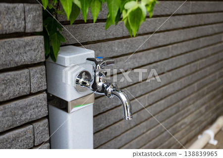 新安裝的室外水龍頭和住宅室外設施 新安裝的室外水龍頭和住宅室外設施 138839965
