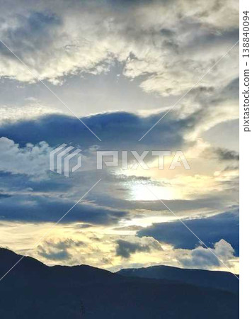 遮蔽了冉冉升起的太陽的雲層 138840094