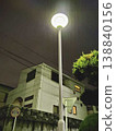 夜晚路燈照亮的路燈 138840156