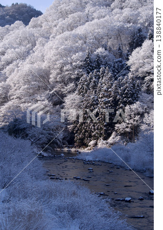 山間村莊,河畔,一個下雪的早晨;白雪皚皚,樹木和河面上都覆蓋著厚厚的積雪。 山間村莊,河畔,一個下雪的早晨;白雪皚皚,樹木和河面上都覆蓋著厚厚的積雪。 138840177
