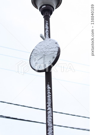 被雪覆蓋的戶外鐘 被雪覆蓋的戶外鐘 138840189