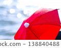 岸邊放著一把紅傘 138840488