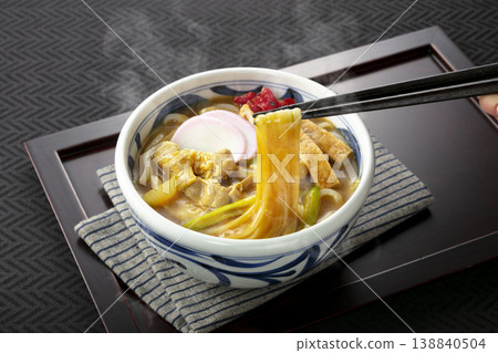 想像一下用筷子夾起咖哩烏龍麵的麵條。 想像一下用筷子夾起咖哩烏龍麵的麵條。 138840504
