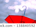 岸邊的紅色陽傘和散景 138840592