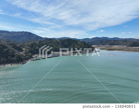 四萬十川河口:四萬十綠洲與洋流-晴天空拍畫面 四萬十川河口:四萬十綠洲與洋流-晴天空拍畫面 138840651
