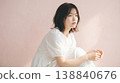 一幅日本女性側身沉思的肖像畫。 138840676