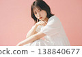 一位自信的日本女性手托下巴，擺出姿勢拍照。 138840677