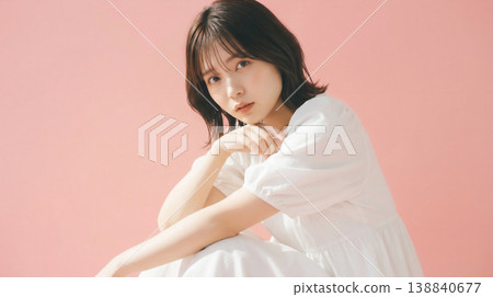 一位自信的日本女性手托下巴，擺出姿勢拍照。 138840677