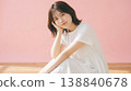 一幅日本女性的肖像畫，她笑容燦爛，手托著下巴。 138840678