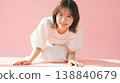 一位日本女性向前傾身，笑容燦爛。 138840679