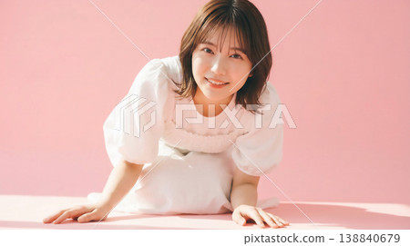 一位日本女性向前傾身，笑容燦爛。 138840679