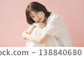 一位可愛的日本女子，抱著膝蓋凝視著我。 138840680