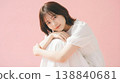 一位神態放鬆的日本女性將頭枕在腿上，帶著微笑。 138840681