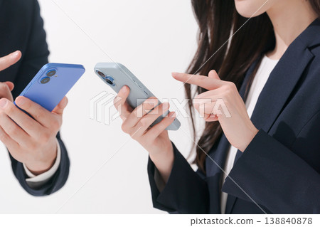 兩個商務人士正在看他們的智慧型手機 138840878