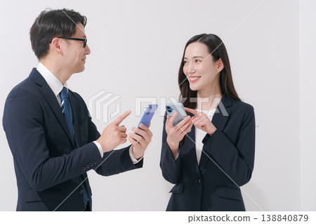 兩個商務人士正在看他們的智慧型手機 138840879