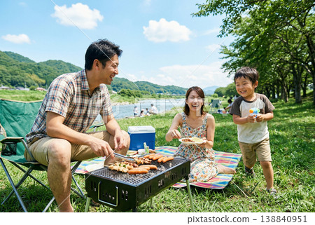 一家三口幸福地享用燒烤。 (生成式人工智慧) 一家三口幸福地享用燒烤。 (生成式人工智慧) 138840951