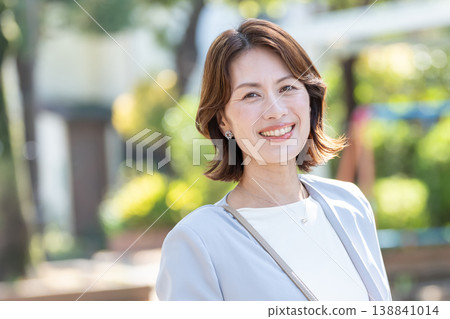 通勤的商界女強人 通勤的商界女強人 138841014