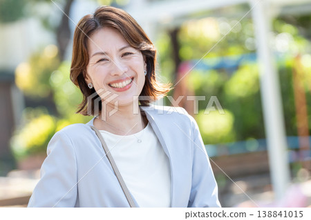 通勤的商界女強人 通勤的商界女強人 138841015