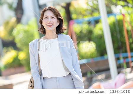 通勤的中年女商人 138841018