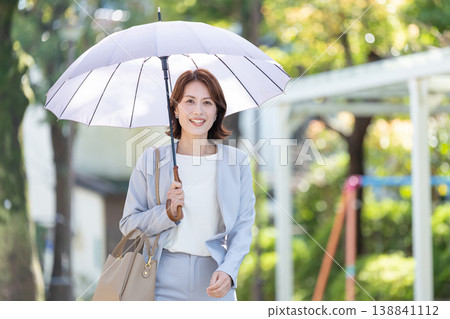 指向遮陽傘的女商人 指向遮陽傘的女商人 138841112