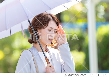 指向遮陽傘的女商人 指向遮陽傘的女商人 138841113