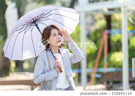 指向遮陽傘的女商人 138841114