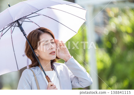 指向遮陽傘的女商人 138841115