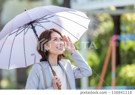 指向遮陽傘的女商人 指向遮陽傘的女商人 138841118