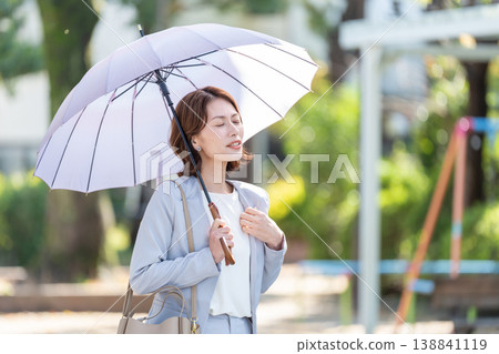 指向遮陽傘的女商人 138841119