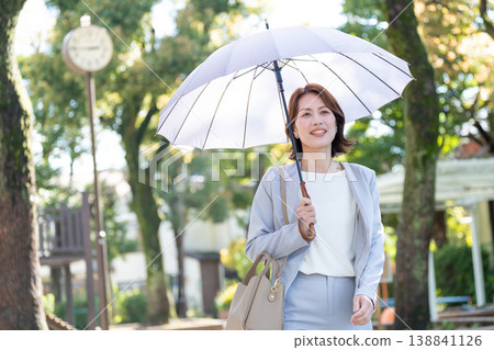 指向遮陽傘的女商人 指向遮陽傘的女商人 138841126
