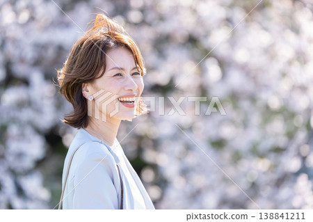 背景是櫻花,一位中年婦女 背景是櫻花,一位中年婦女 138841211