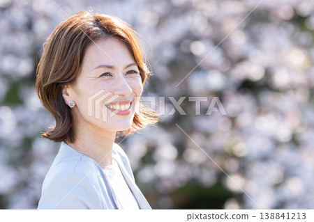 背景是櫻花,一位中年婦女 背景是櫻花,一位中年婦女 138841213