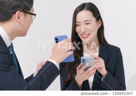 兩個商務人士正在看他們的智慧型手機 兩個商務人士正在看他們的智慧型手機 138841267